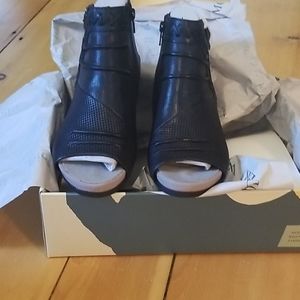 Earth Shoes Attalea Bonaire leather sandals